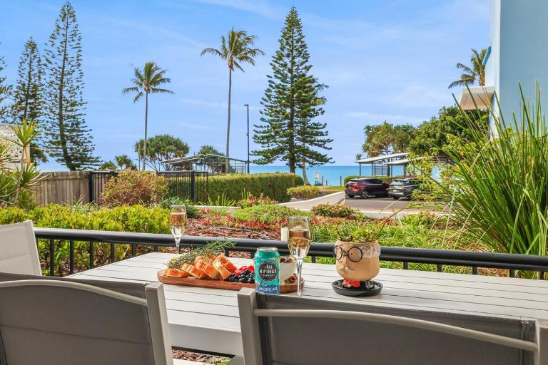 Oceanfront Luxe 3BR - B&B Bargara