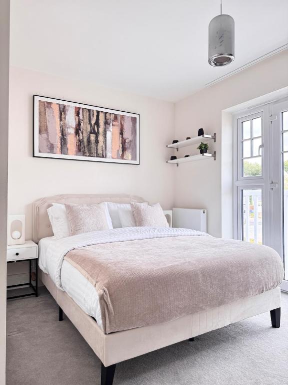 Spacious 4-Bedroom House Ideal for Contractors, Families & Business Stays in Reading, Offers 3 Parkings - B&B Burghfield
