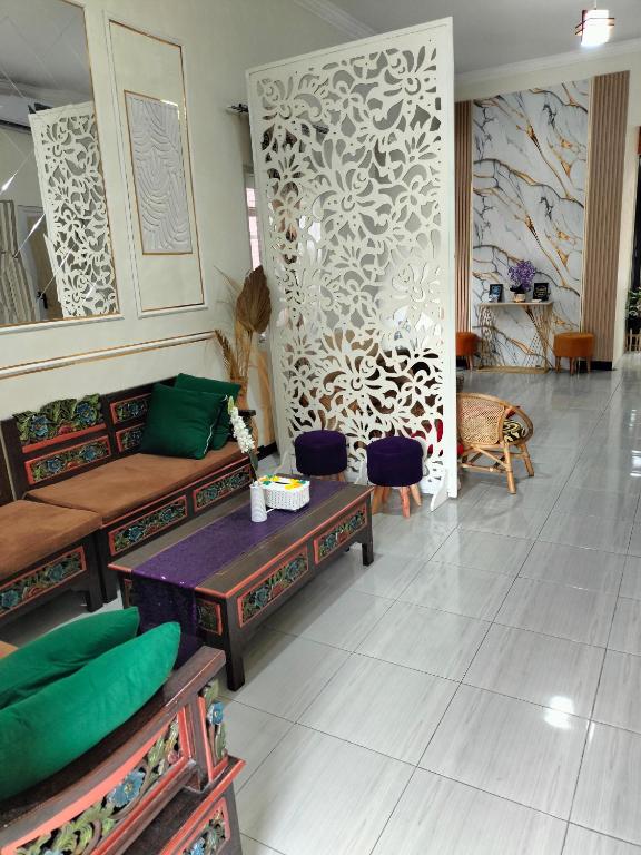 Taman Salak Homestay -5BR Entire House - B&B Madiun
