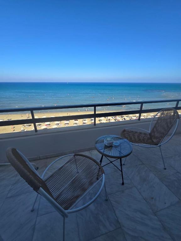 Lazuli Skyline & Sea View Penthouse - B&B Larnaka