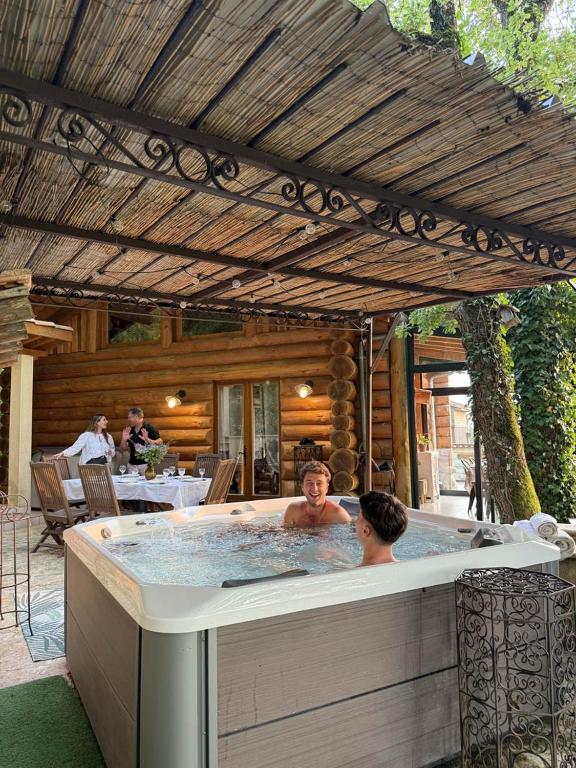 CHALET EN RONDINS AVEC SPA - 5 personnes - Ferienwohnung Montmurat