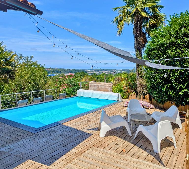 Parenthèse basque, piscine chauffée, 3 chambres, proche Biarritz, vue Pyrénées - B&B Mouguerre