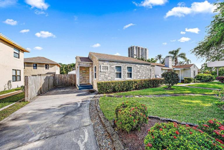 Modern 2BR Northwood Home with Private Backyard - B&B West Palm Beach