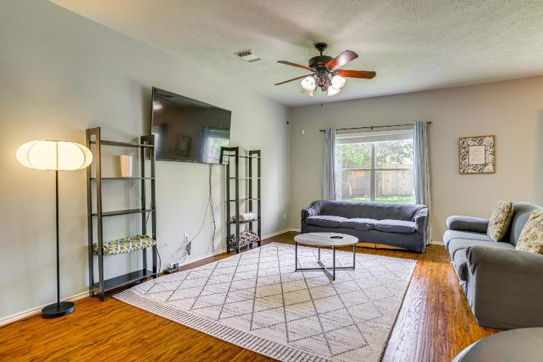 Fish & Hike: Pet-Friendly Humble Home w/ Yard - B&B Humble