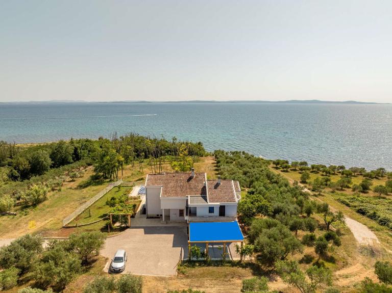 Coast Secluded House with Heated Pool - B&B Privlaka