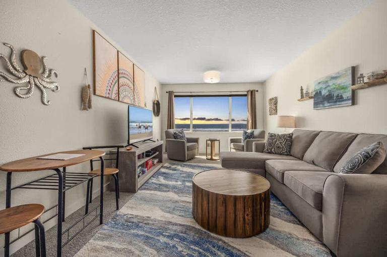Oceanfront Suite - Top Floor - Sleeps 4 - Pool and Sauna - B&B Lincoln City