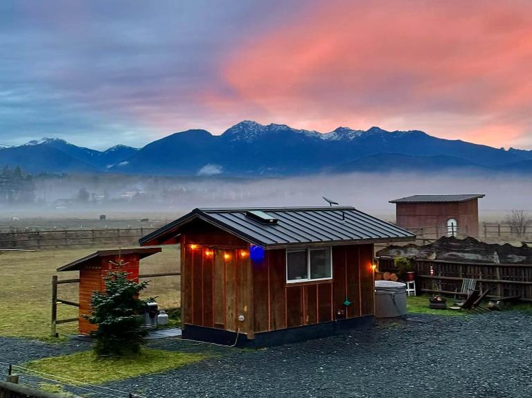 Blue Moon Tiny House Hot Tub & Sauna - B&B Port Angeles