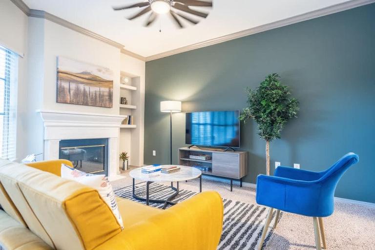 Boulevard Stays Peaceful 1BR King Suite Pool Parking Gym 02 - B&B Austin