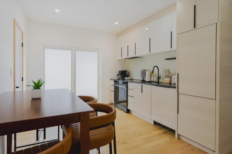 Lux 3BD Minutes Walk to Airport - Ferienwohnung Boston