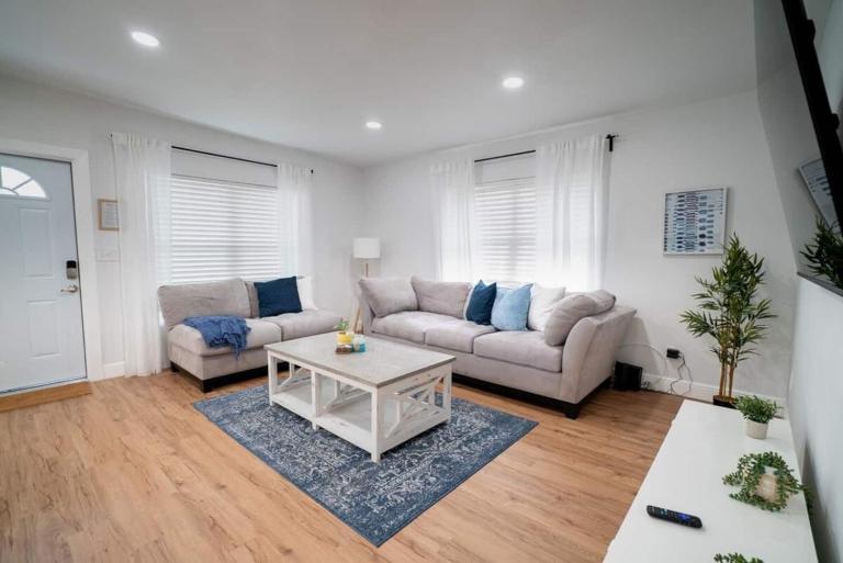 Beautiful Spacious Stylish near Busch Gardens - B&B Tampa