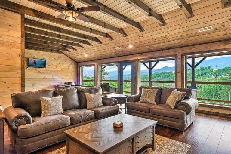 NEWLY BUILT Amazing View Chalet Perfect Location - B&B Gatlinburg