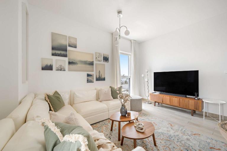 Silkhaus Vacation Homes Canal view 3BDR with Maid Room Near Ferrari World - Chambres d'hôtes Abou Dabi
