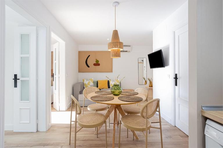 Walk To Las Ramblas Sun-filled&cozy - Ferienwohnung Barcelona