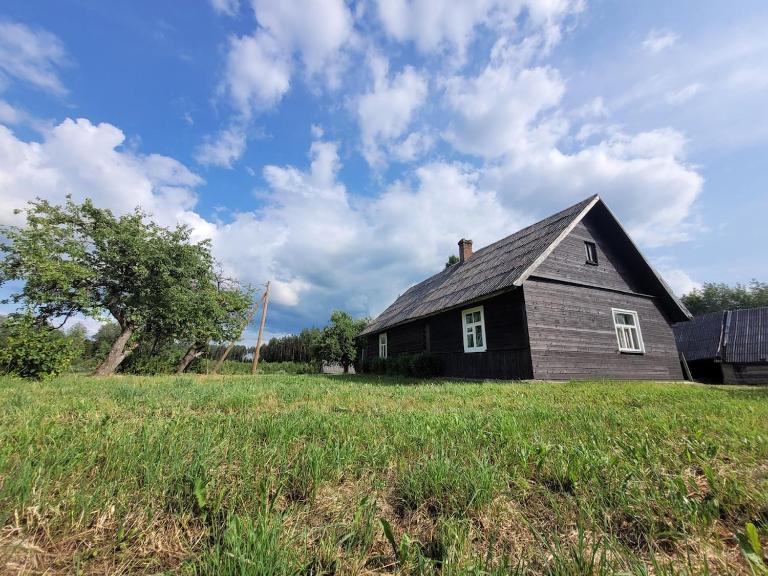 Country peace in a 100 year old house - Ferienwohnung Mežarejas