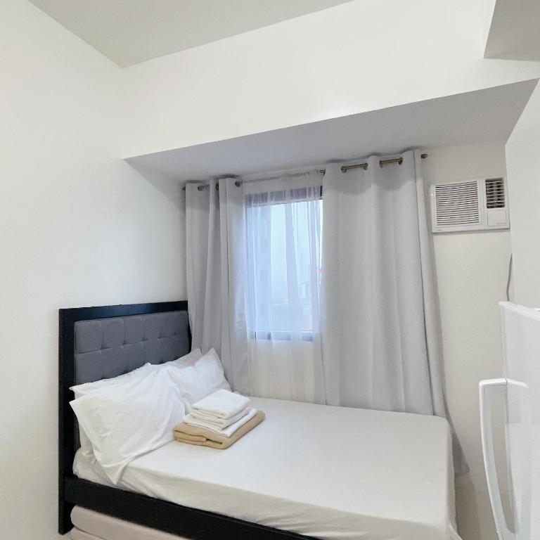 Studio Unit at Grand Riviera Suites in front of US Embassy - Bed and Breakfast Manilla