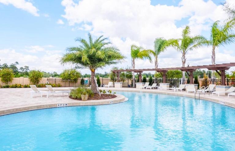 Great townhouse in great luxurious community, poolgym Close to Disney! - Chambres d'hôtes Kissimmee