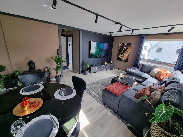 Large and central 2 bedroom apartment with Free parking, Free EV recharging and a private garden - B&B Stavanger