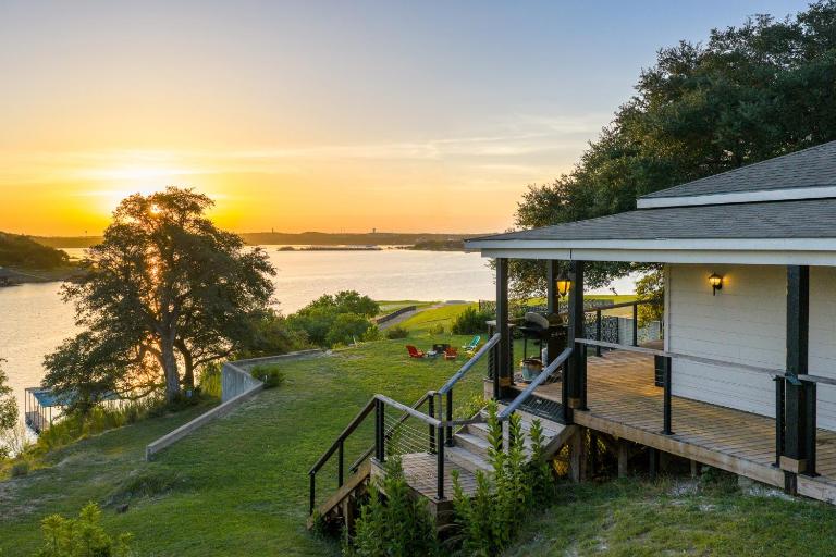 Lake Travis Lakefront Retreat - Hot tub - Boat Ramp - Lakeside Parks - B&B Lago Vista
