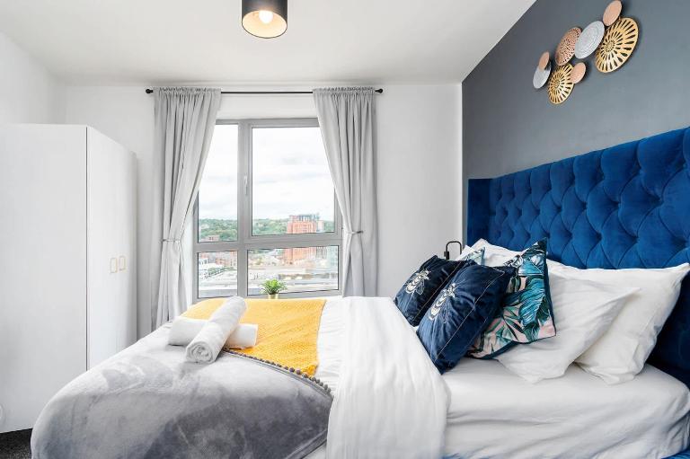 2 Bedroom Apartment with Balcony and Gated Parking, Sheffield Centre - B&B Sheffield