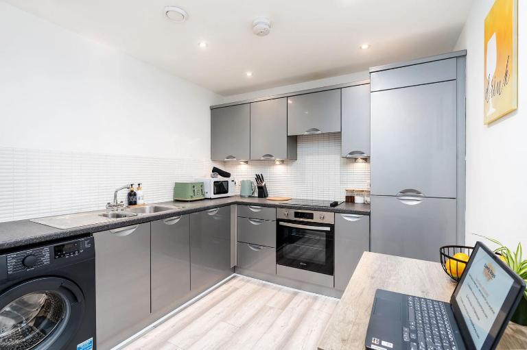 2 Bedroom 2 Bathroom Apartment with 5 Beds and Gated Parking near Sheffield United Stadium - B&B Sheffield