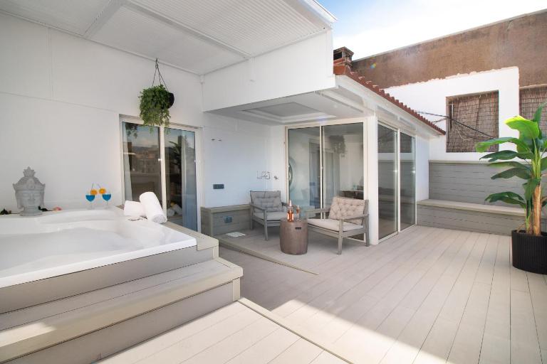 Luxury Penthouse with Jacuzzi & Large Terraces by Passeig de Gràcia - B&B Barcellona