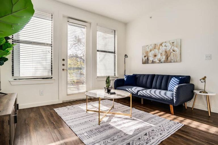 Boulevard Stays Walk to Downtown 1BR SoCo Pool Parking Gym 06 - Bed and Breakfast Austin