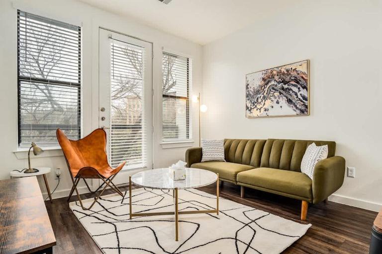 Boulevard Stays Walk to Downtown 1BR SoCo Pool Parking Gym 07 - B&B Austin