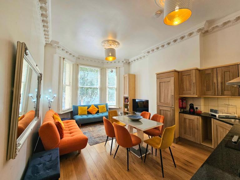 Lovely Ground Floor Home with High Ceiling and a Private Garden with Deck by Earl's Court Station - B&B London