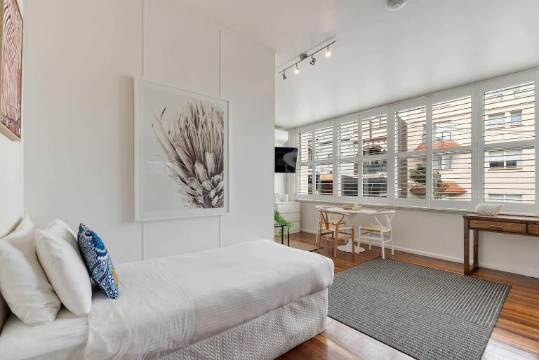 Bay Court III - Spacious Studio near Hayes Beach - B&B Sydney