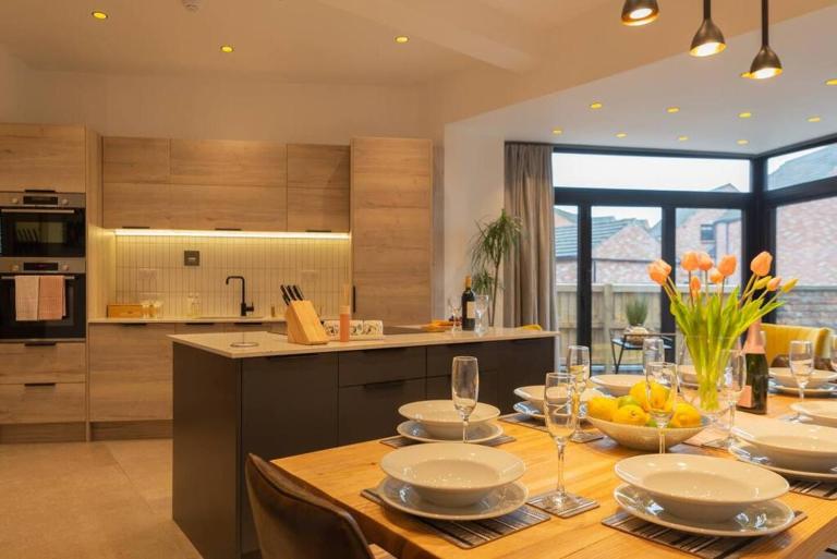 Escape 2 Unwind At The Parade, Accommodates 10 - B&B York