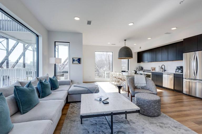 Boutique Condo on Nashville Riverfront- Park Free - B&B Nashville