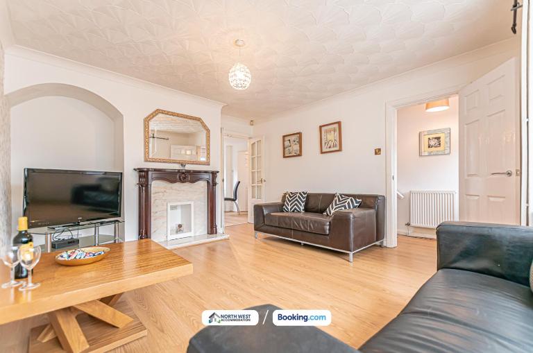 4-Bed House in Lowton Ideal for Contractors & Families - B&B Lowton