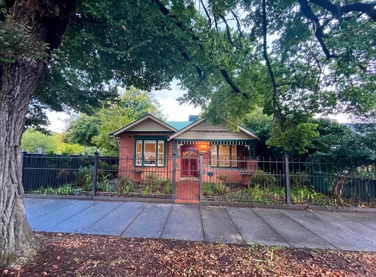 Executive Cottage, Luxe 1930s Stay in the Heart - B&B Albury
