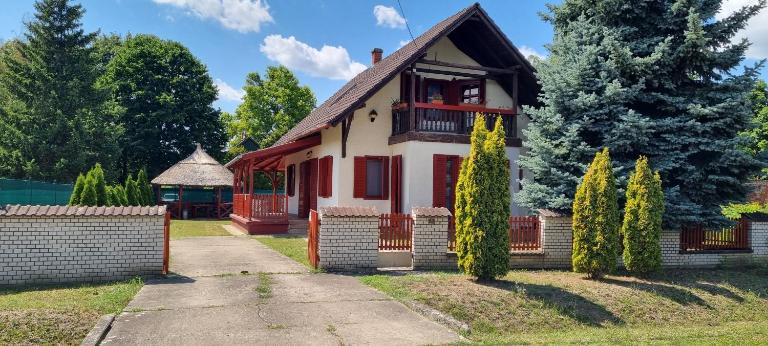 Tisza-Tavi Isteni Vendégház - B&B Abádszalók