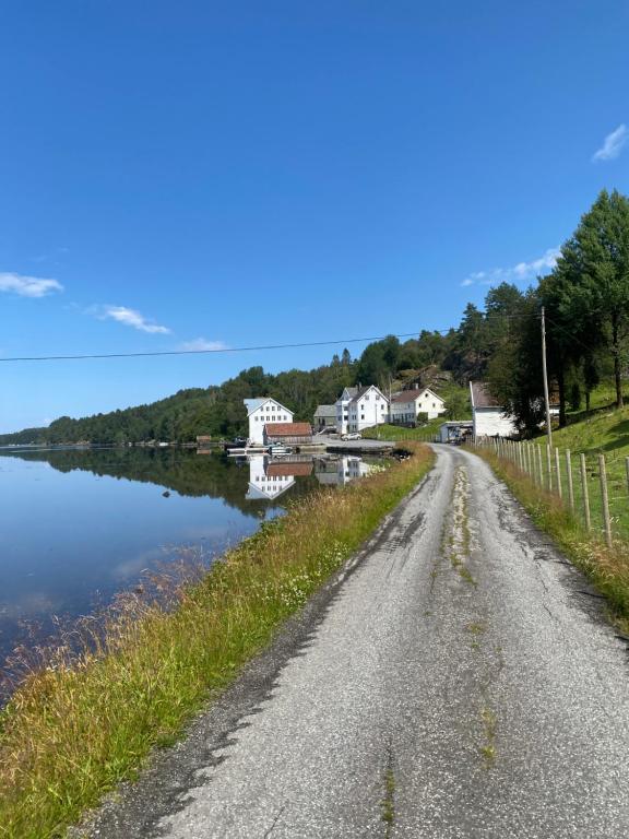 Haraldseidvågen gjestgjevarstad - Bed and Breakfast Skjold