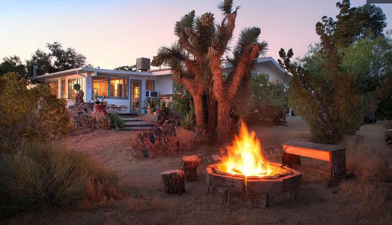 Designer 2BR Home with Hot Tub Sauna Fire Pit and AC 12 min to JTNP - B&B Joshua Tree