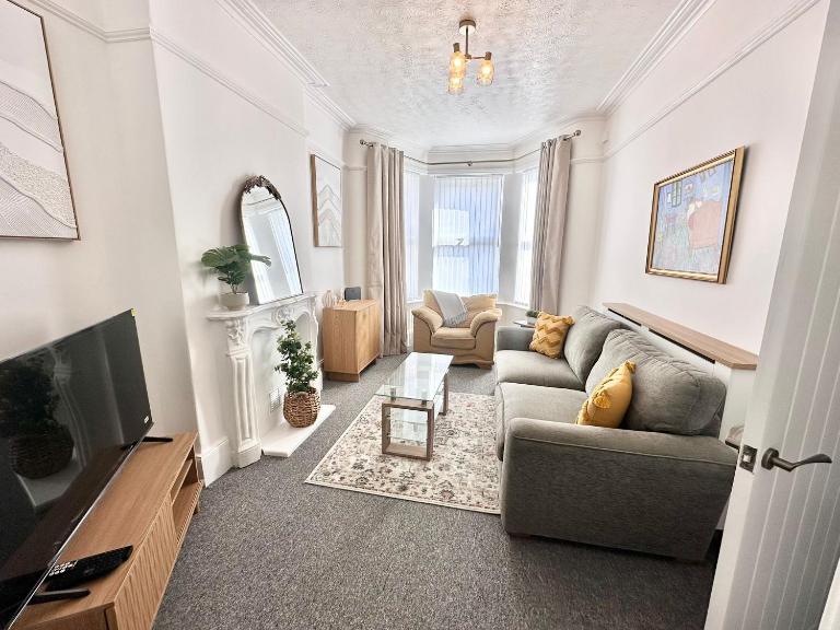 Stylish 3 Bed Home Near Oxton Village & Liverpool - B&B Birkenhead