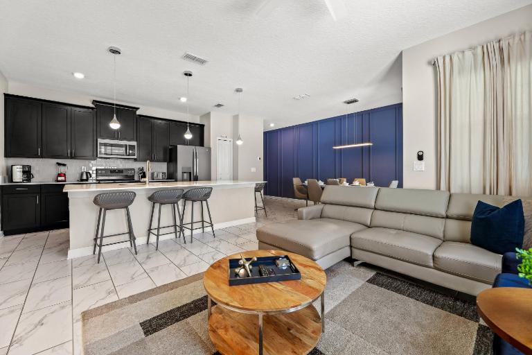 Near Disney 4BR with Private Pool - Chambres d'hôtes Kissimmee
