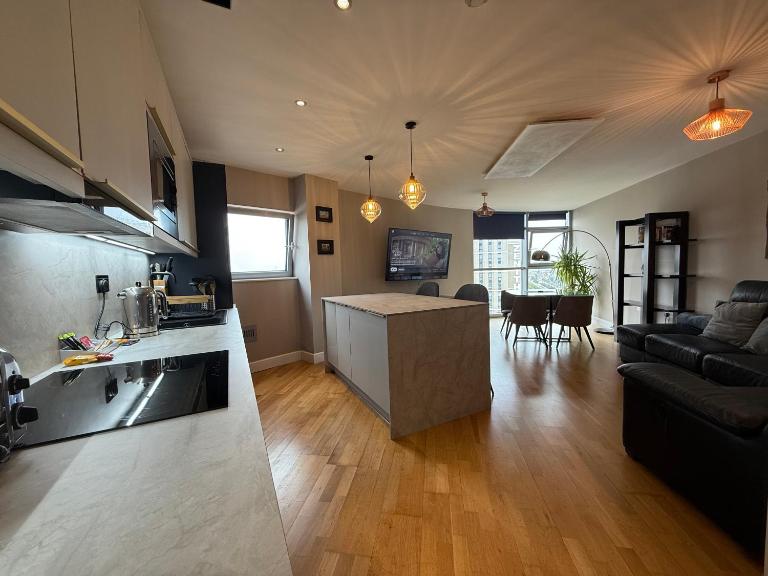 High View Serviced Apartment - Bed and Breakfast Cardiff
