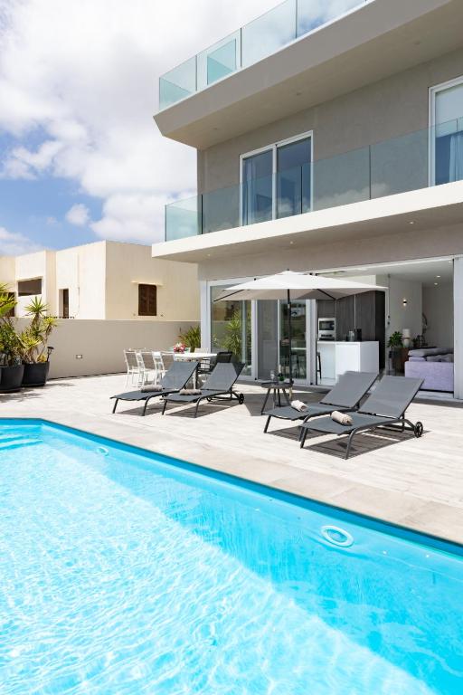 Villa Ixoria with Private Pools by ArcoCollection - B&B St. Julian's