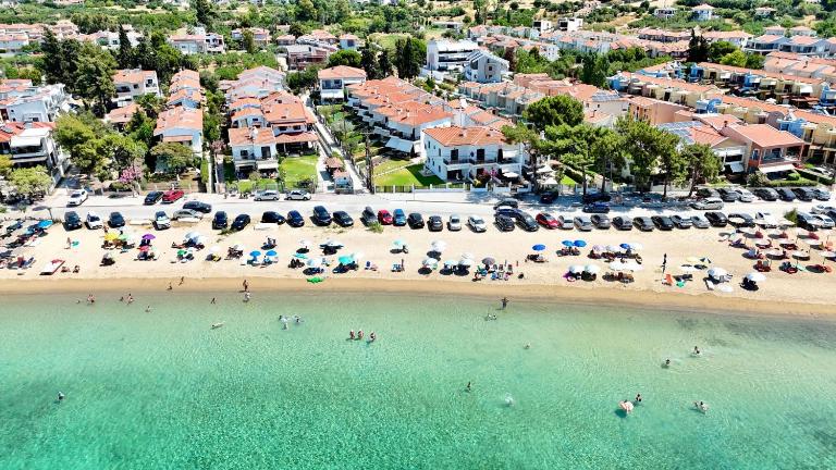 Beachfront Bliss in Nikiti, Spacious 2 Story Villa with Stunning Sea Views - Chambres d'hôtes Níkiti
