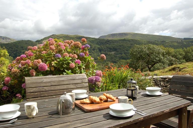 Fegla Fawr - Rustic, rural farmhouse near Barmouth - B&B Arthog