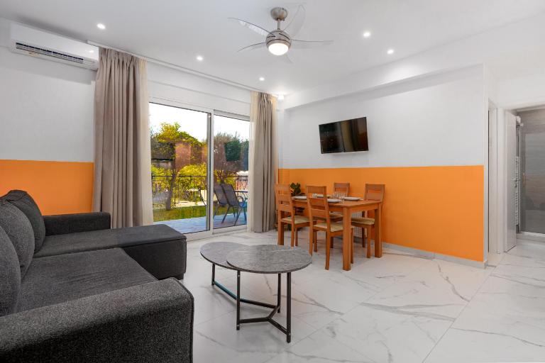 Saffron Apartment - Hellenic Apartments Avlona - Bed and Breakfast Oinófyta