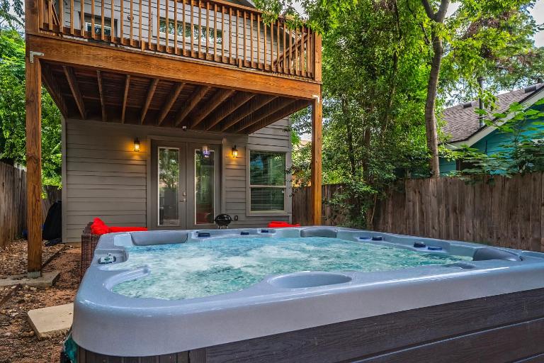Austin Retreat Hot Tub and Relaxing Patio - B&B Austin
