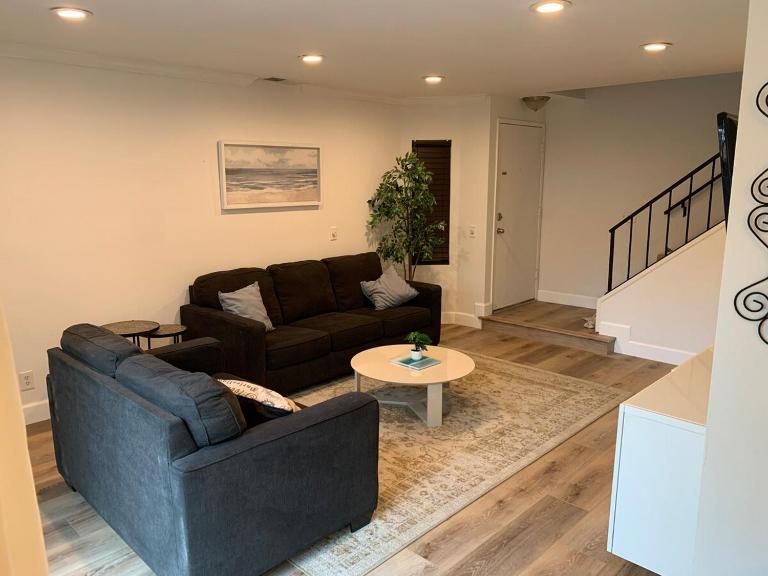 Beautifully Remodeled 2BR Prime Irvine Location - B&B Irvine