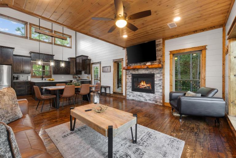 Rustic Escape Hot Tub & BBQ - B&B Broken Bow
