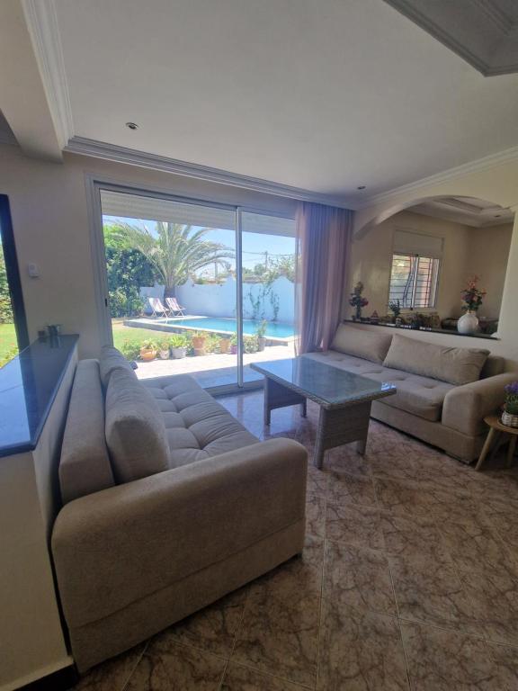 Villa spacieuse avec piscine proche aéroport Mohamed V - Chambres d'hôtes Zawyat an Nwaçer