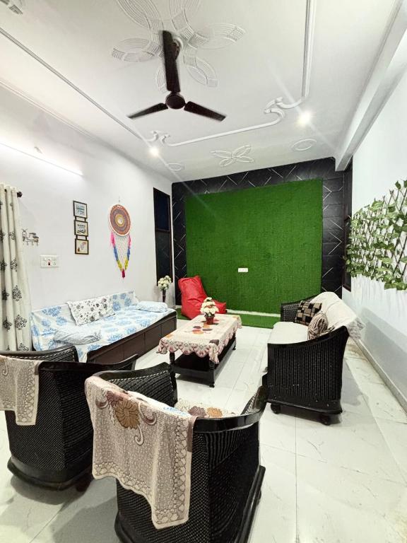Spacious 1bhk Non Ac - By Tulsi Homestay - B&B Haldwani