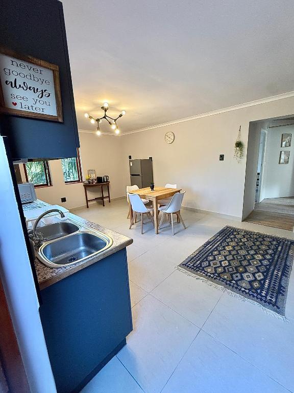 Spacious George self catering apartment for families, golfers, business travellers and couples 1 queen bed 2 sleeper couches - B&B George