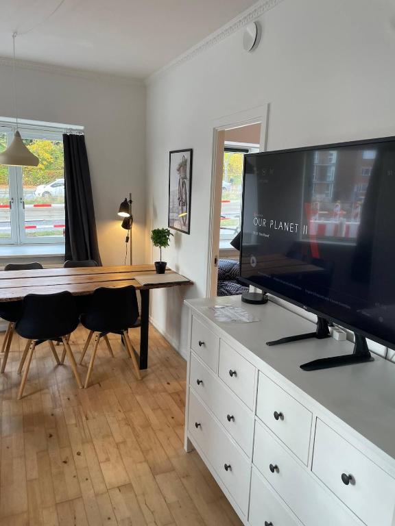 Central apartment with parking and Netflix - Chambres d'hôtes Århus